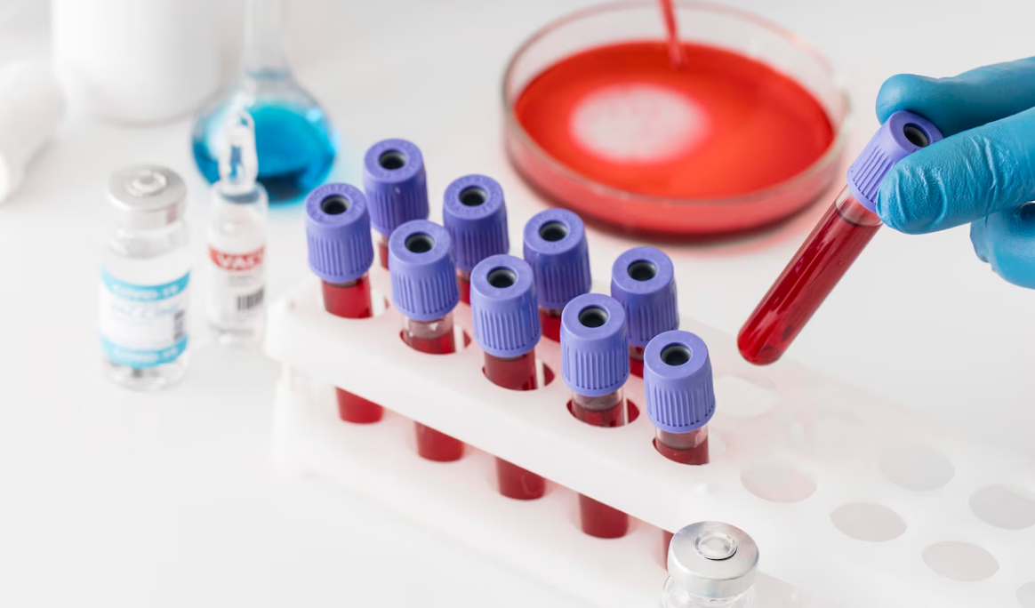 Лабораторный анализ образца крови для оценки эффективности антикоагулянтной терапии варфарином.