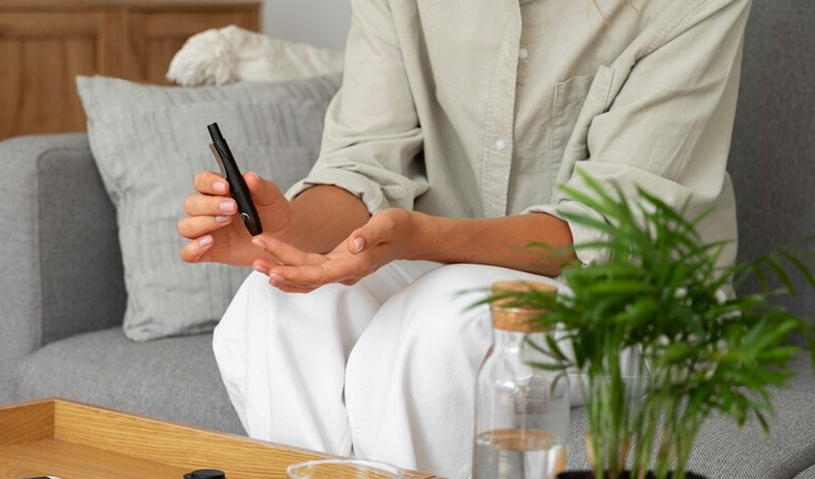 Женщина делает анализ крови через портативный коагулометр.